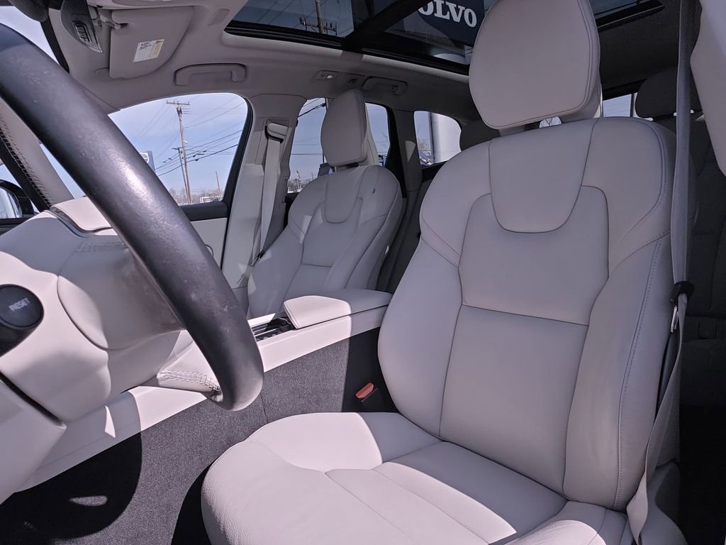 Used 2023 Volvo XC60 B5 Plus image 17