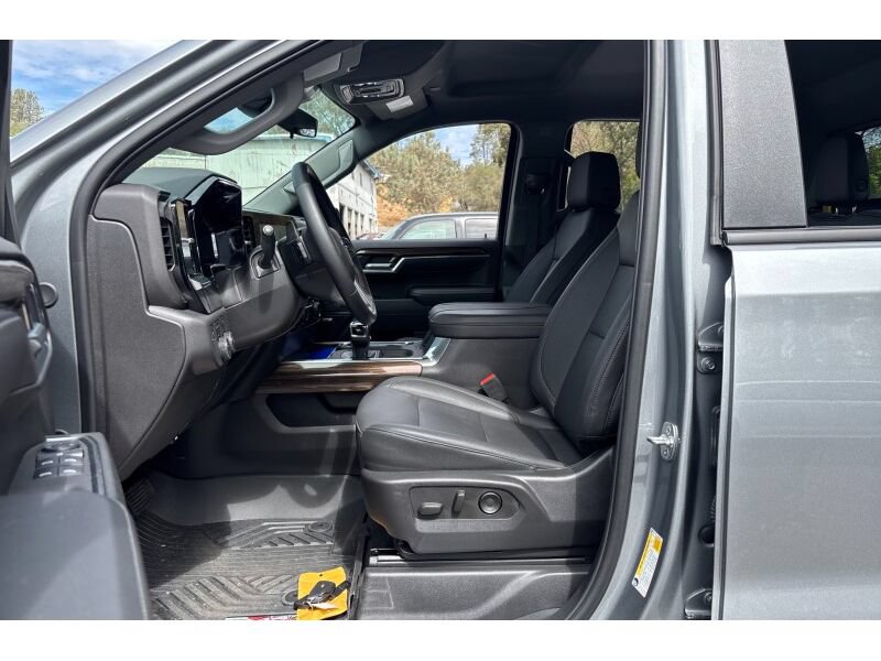 Used 2025 Chevrolet Silverado 1500 LT Trail Boss w/ Convenience Package II AWD/4WD image 2