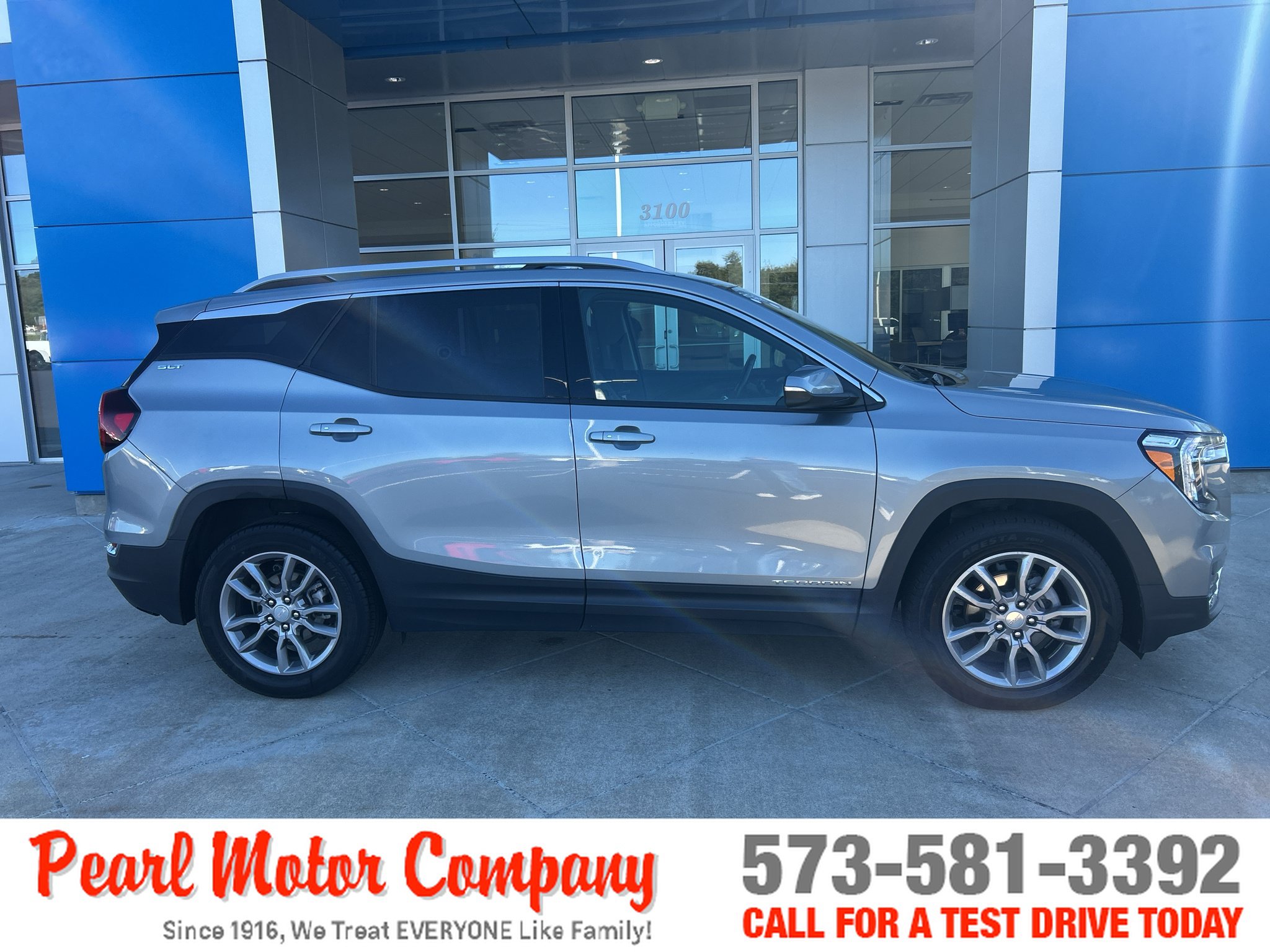Used 2024 GMC Terrain SLT AWD/4WD image 3