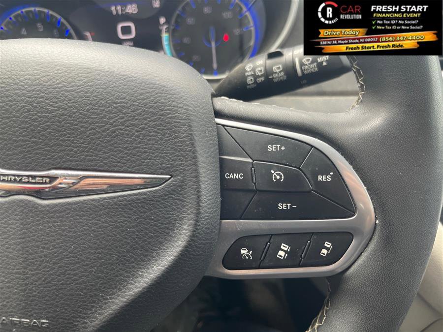 Used 2023 Chrysler Pacifica Touring-L FWD image 25