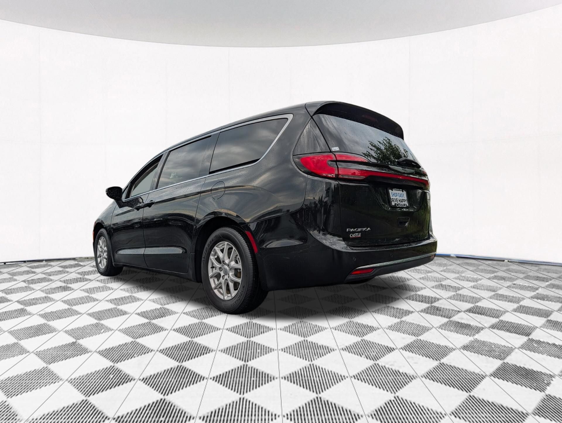 Used 2023 Chrysler Pacifica Touring-L FWD image 11