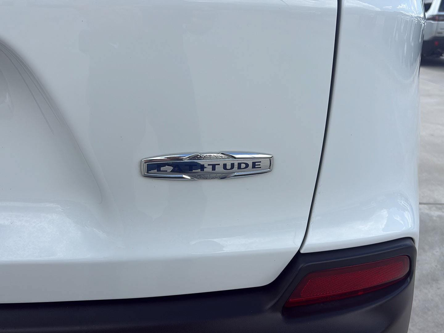 Used 2020 Jeep Cherokee Latitude w/ Cold Weather Group AWD/4WD image 10