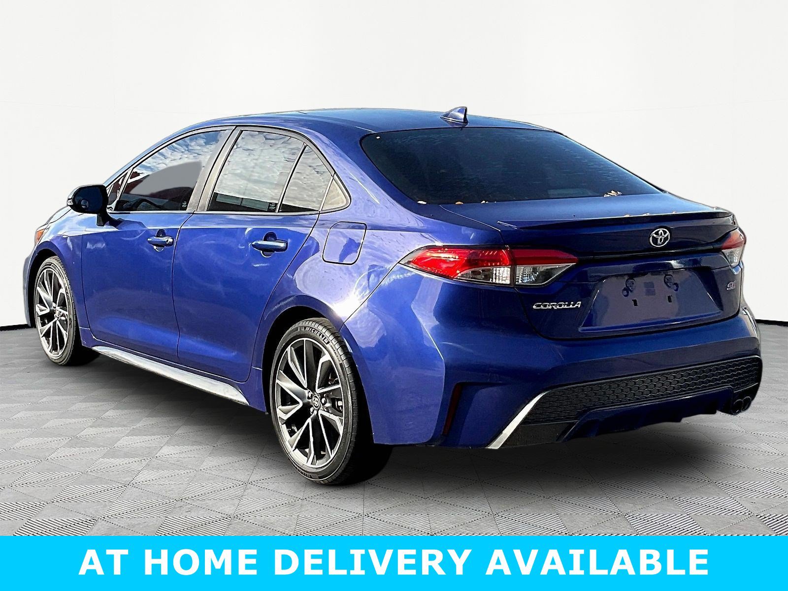 Used 2020 Toyota Corolla SE w/ SE Premium Package FWD image 4