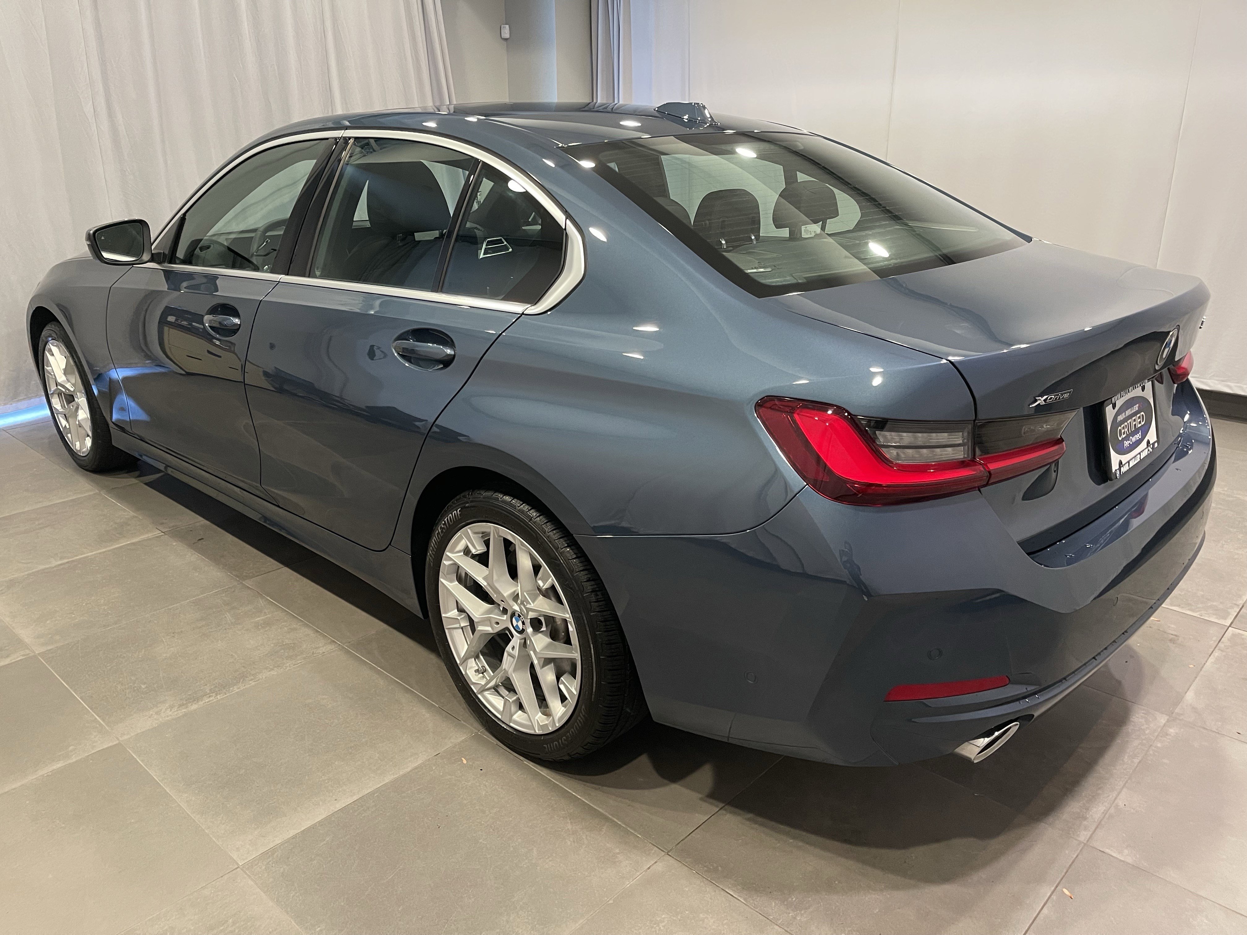 Used 2025 BMW 330i xDrive Sedan w/ Premium Package AWD/4WD image 4