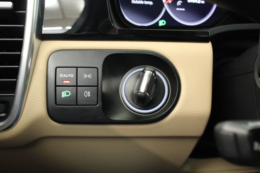 Certified 2023 Porsche Cayenne Platinum Edition image 19