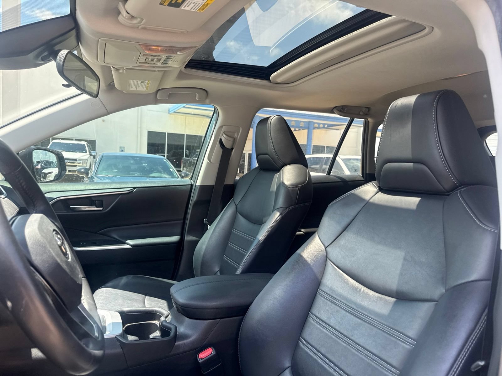 Used 2020 Toyota RAV4 XLE Premium FWD image 9