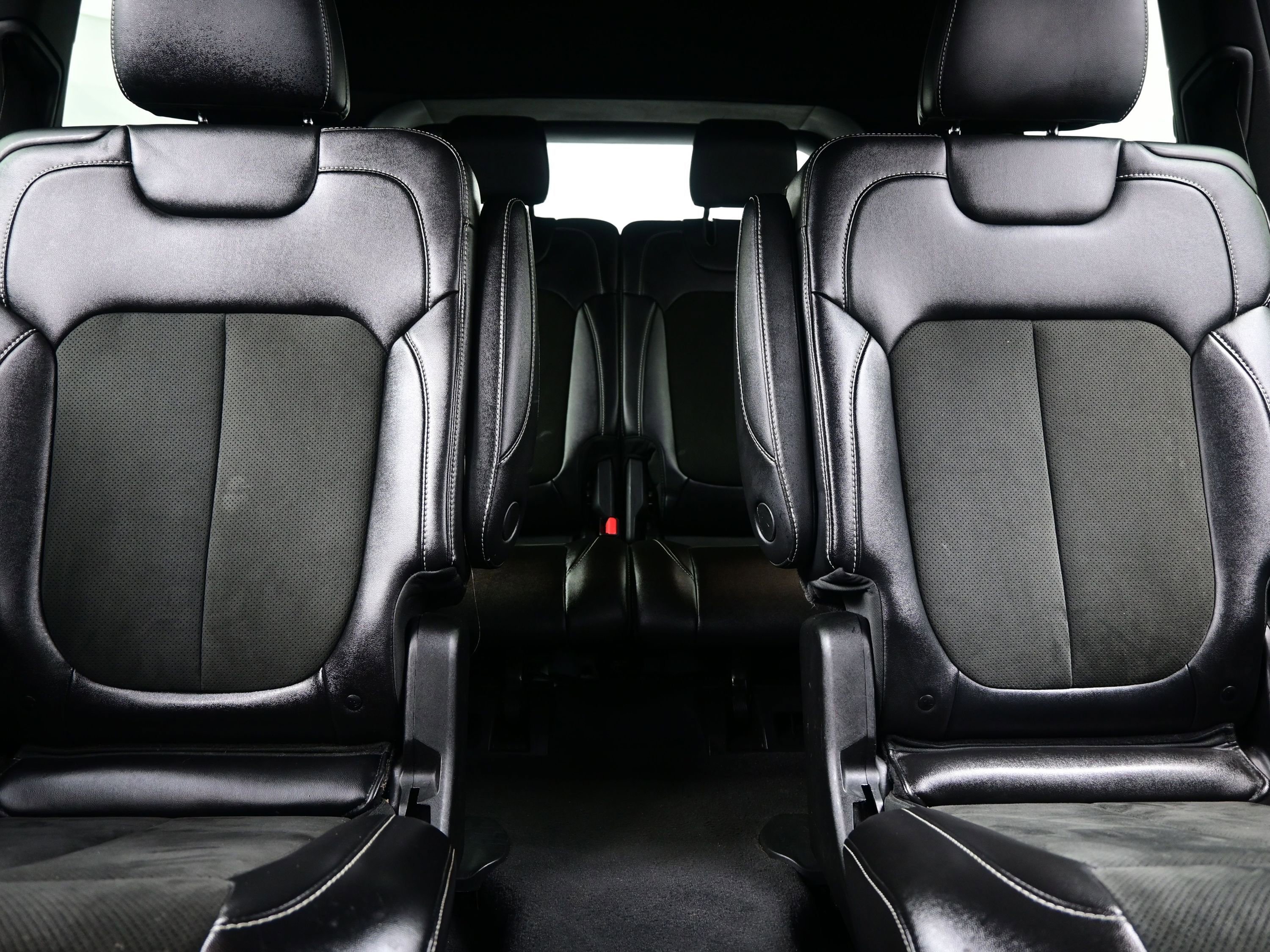 Used 2023 Jeep Grand Cherokee L Laredo image 16