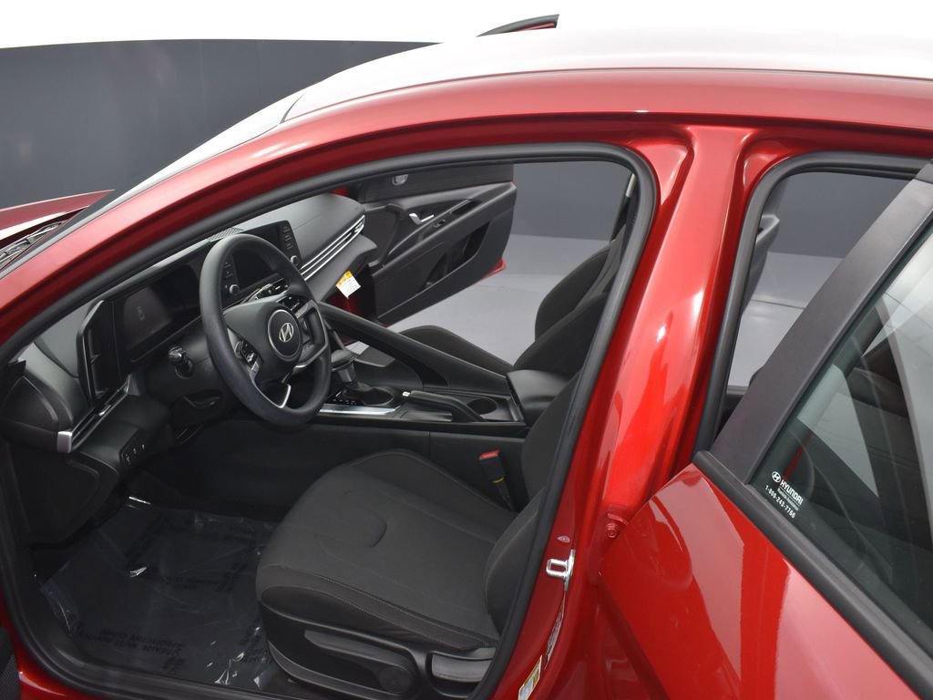 Used 2025 Hyundai Elantra SE image 12