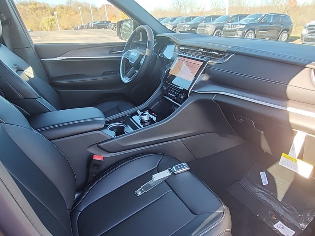 New 2025 Jeep Grand Cherokee L Limited w/ Black Appearance Package AWD/4WD image 10