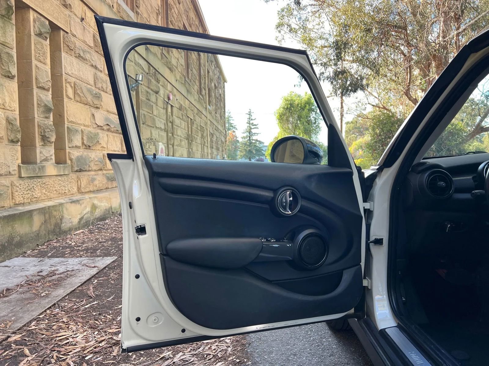 Used 2015 MINI Cooper 4-Door Hardtop image 5