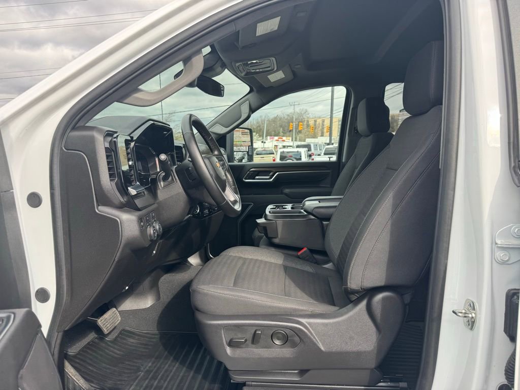 Used 2025 Chevrolet Silverado 2500 LT w/ Convenience Package AWD/4WD image 15