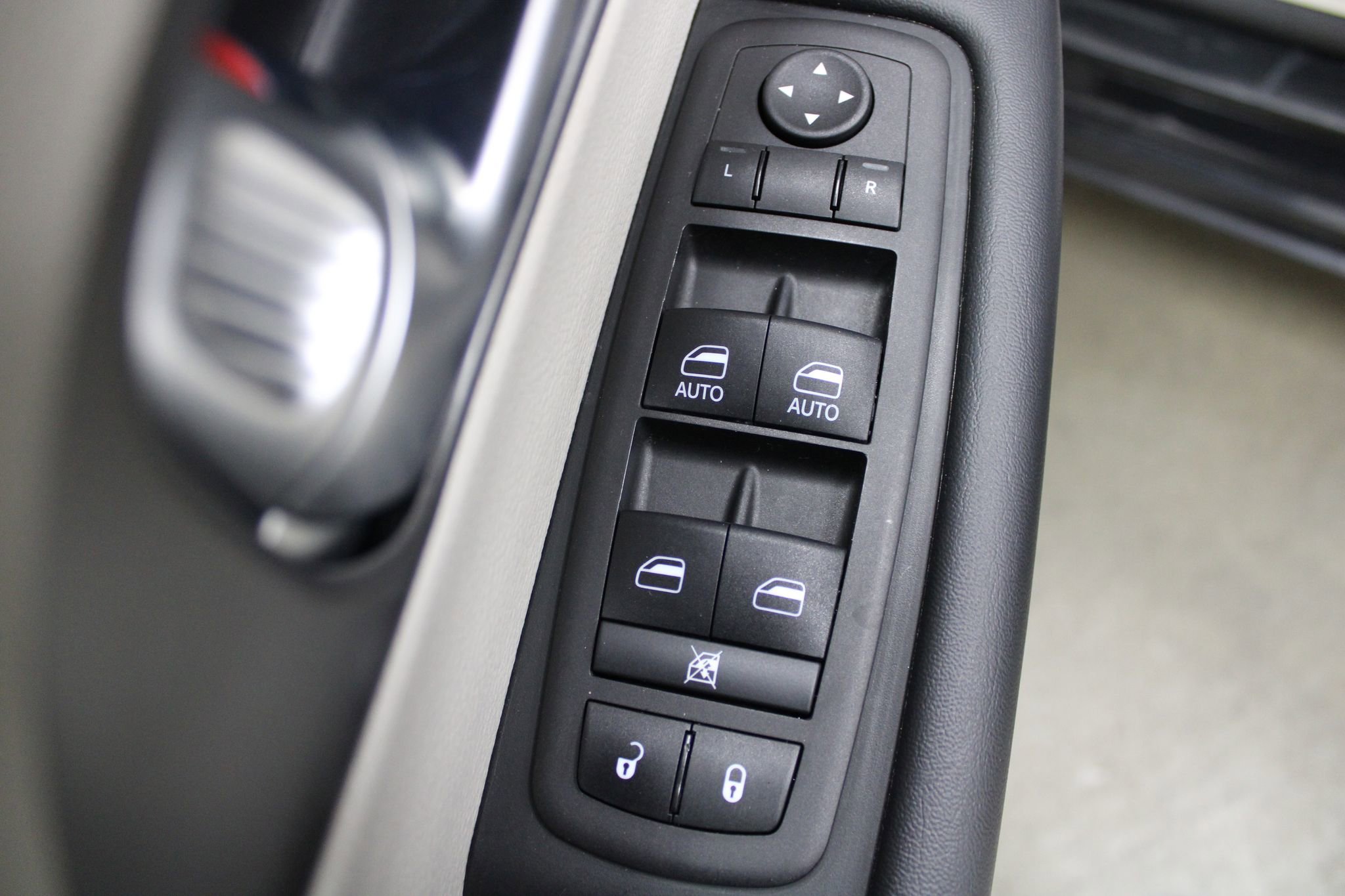 Used 2024 Chrysler Pacifica Select image 43