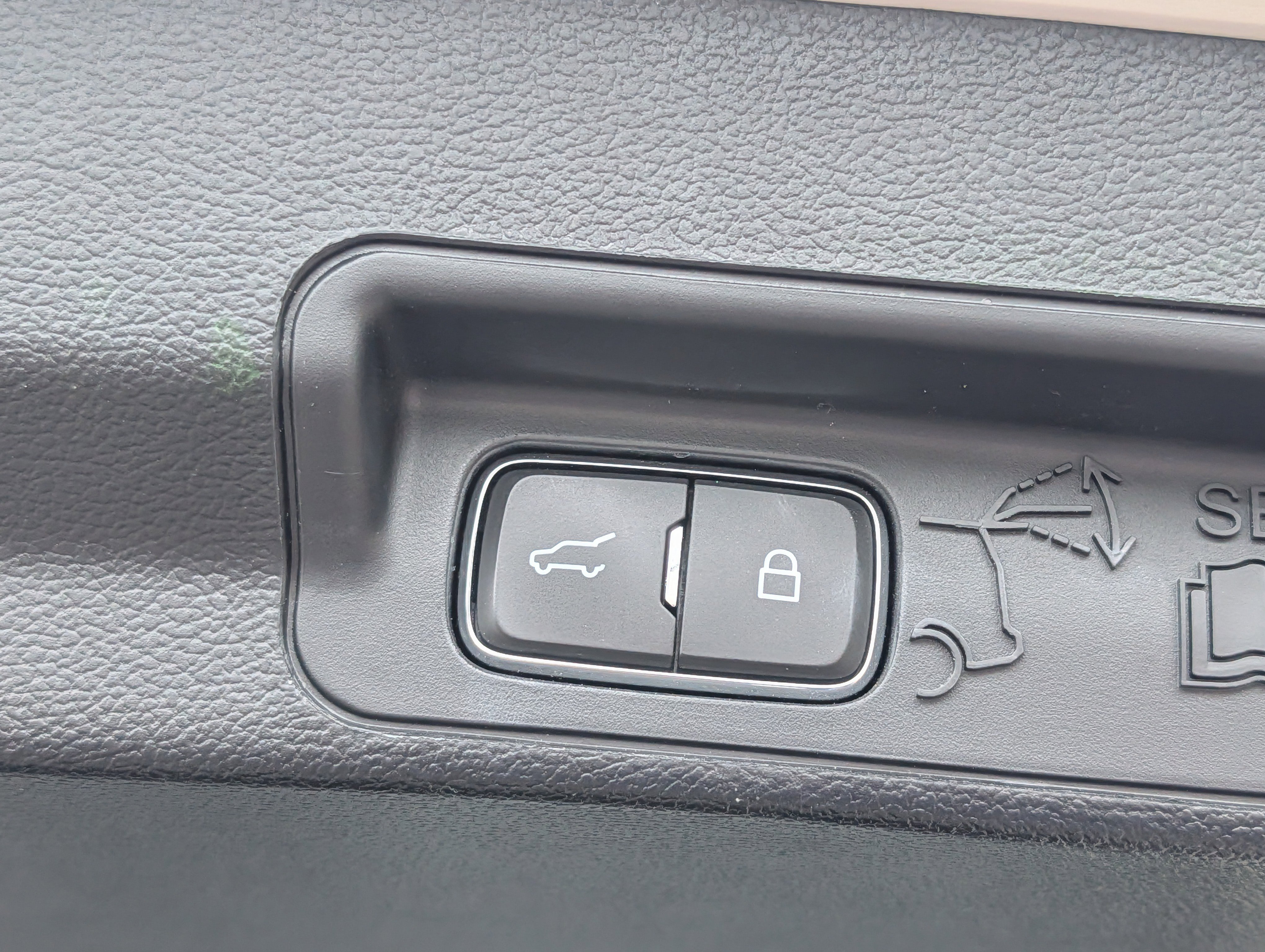 Used 2020 Ford Explorer Limited image 36