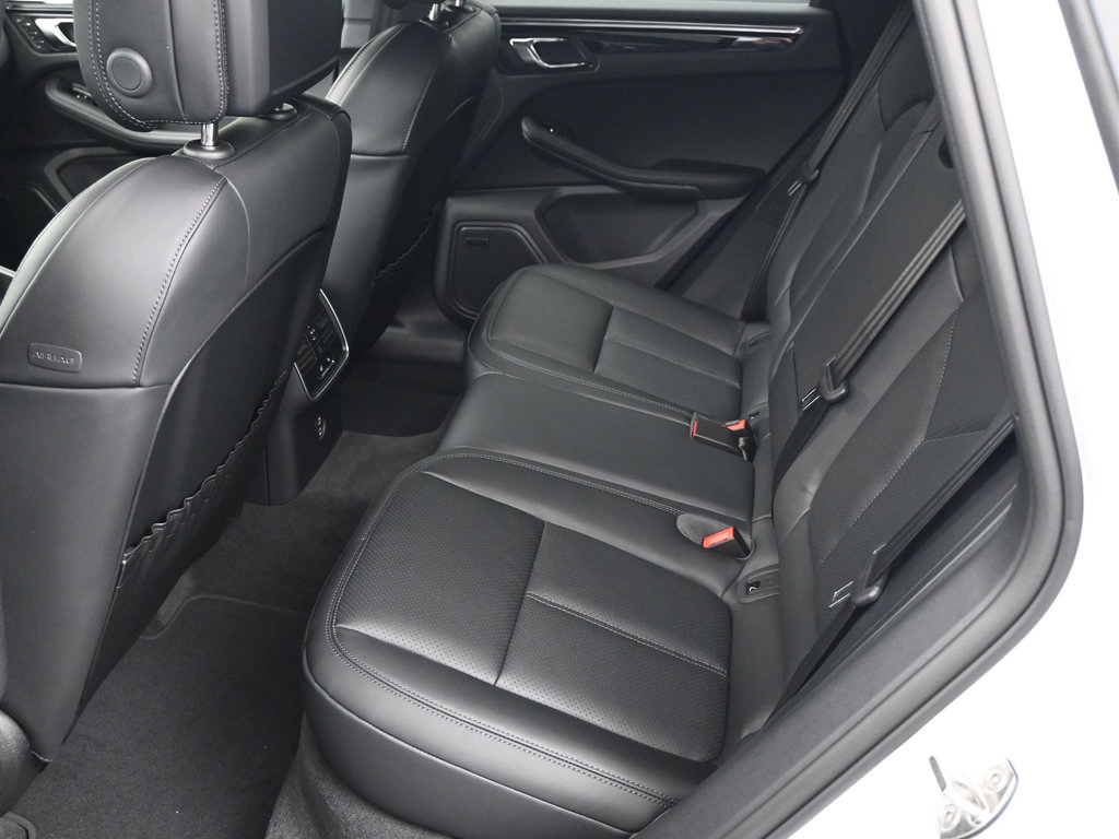 Certified 2026 Porsche Macan AWD/4WD image 7