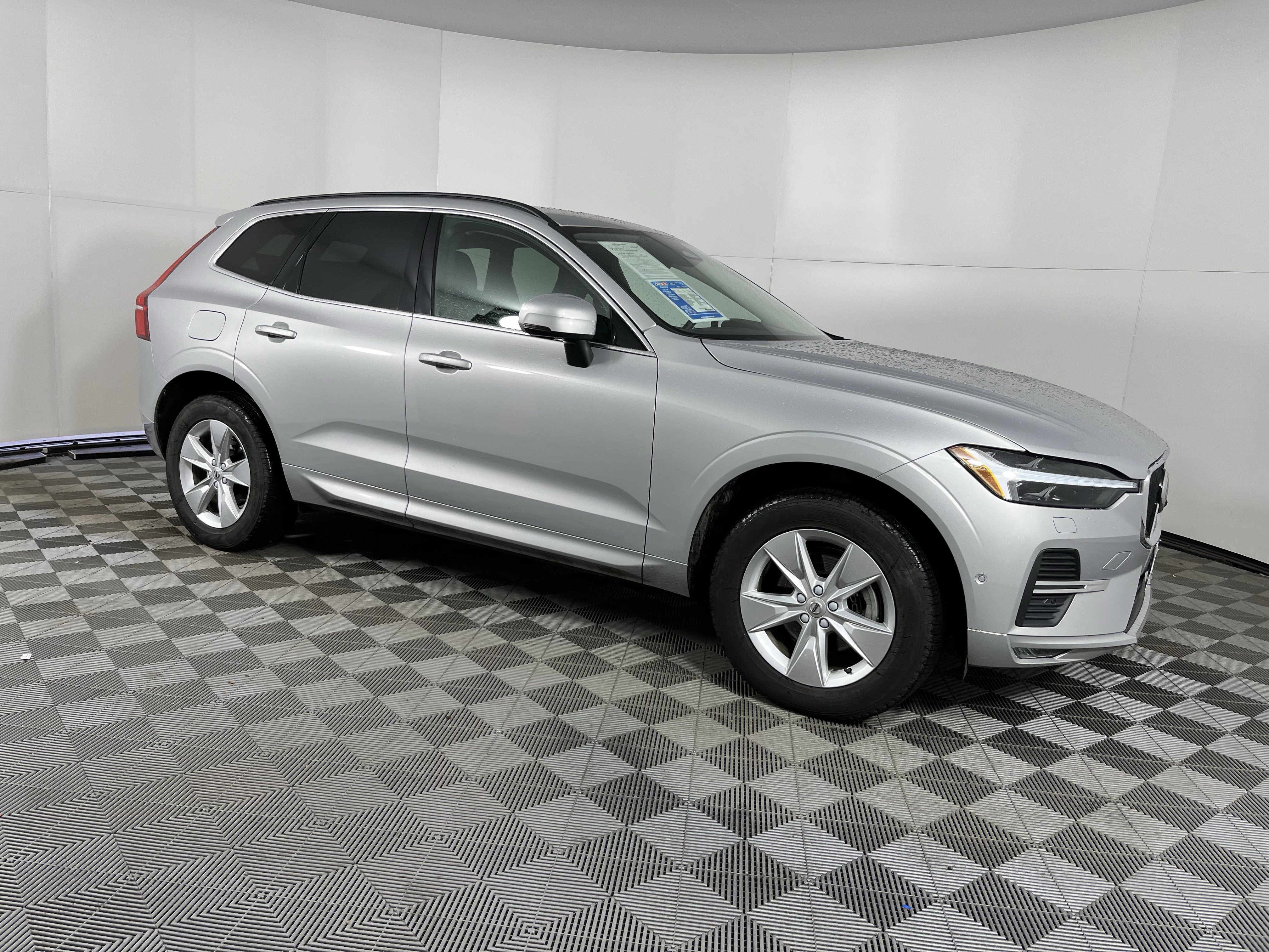 Used 2022 Volvo XC60 B5 Momentum image 7
