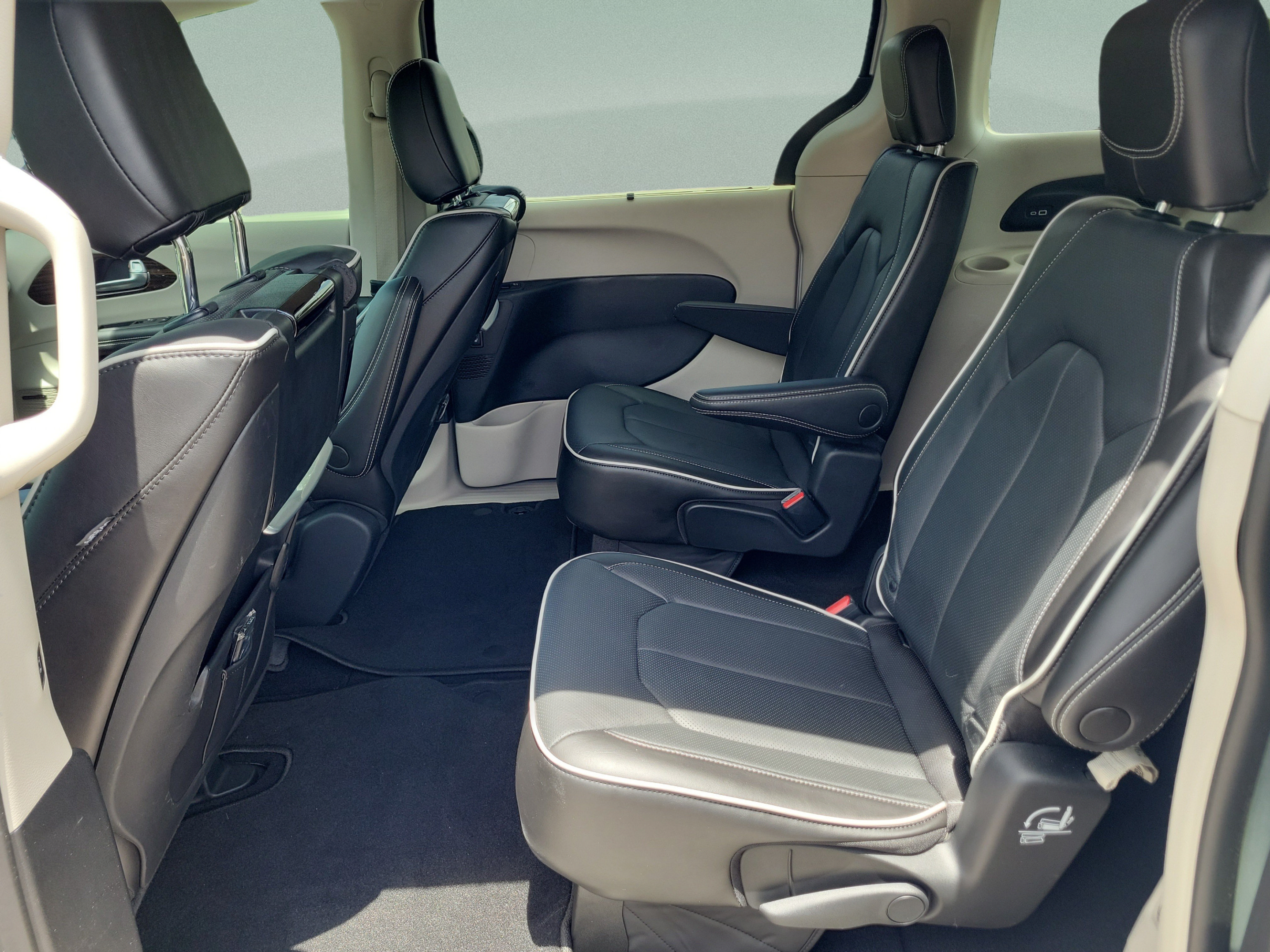Used 2023 Chrysler Pacifica Limited w/ Uconnect Theater Family Group AWD/4WD image 9