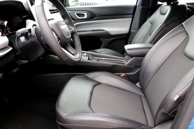 Used 2025 Jeep Compass Latitude image 10