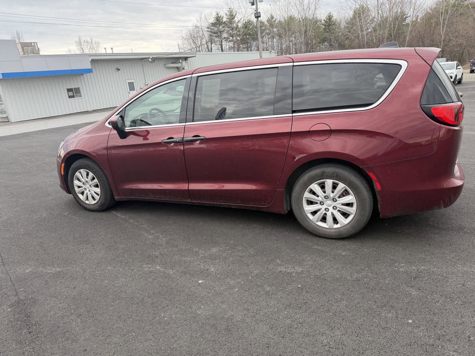 Used 2021 Chrysler Voyager L FWD image 3