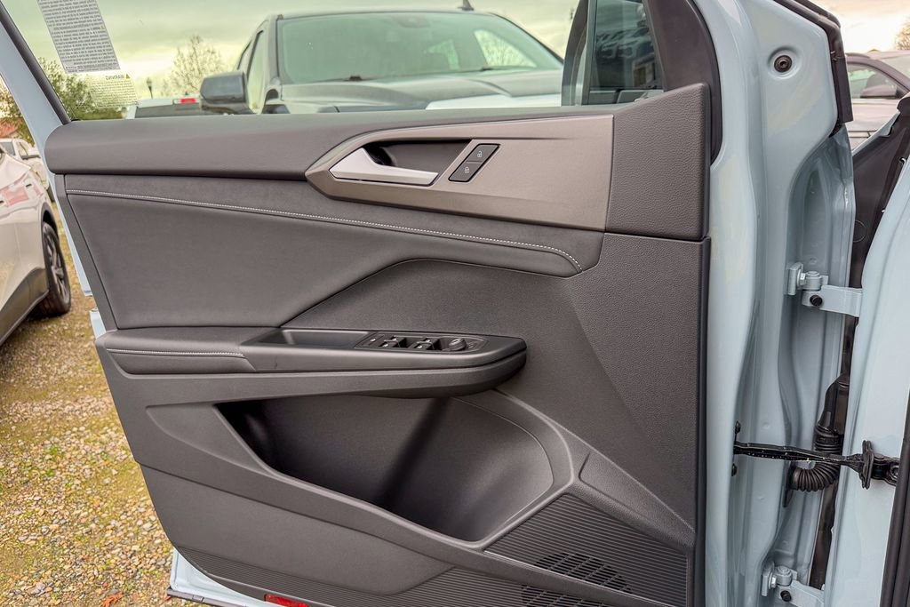 New 2026 Volkswagen Taos SE image 13