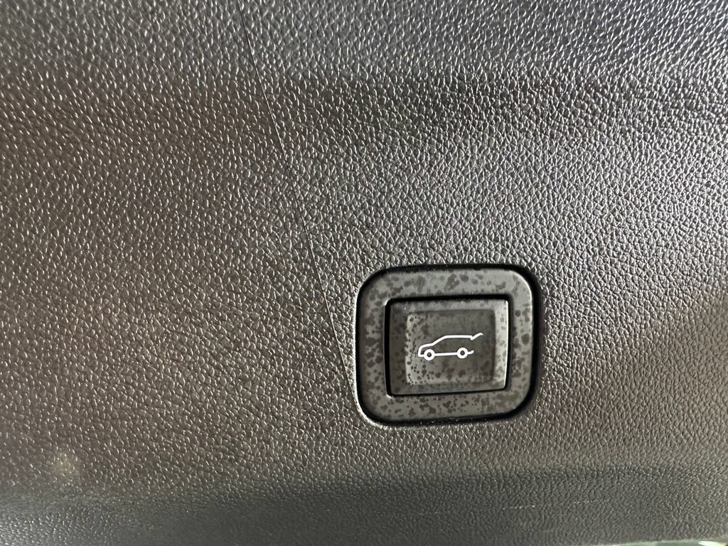 Used 2024 GMC Yukon XL Denali AWD/4WD image 8