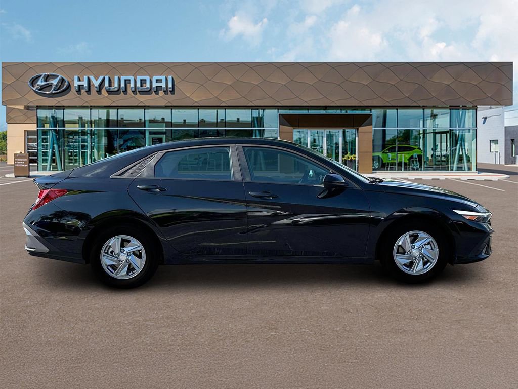 New 2025 Hyundai Elantra SE image 9