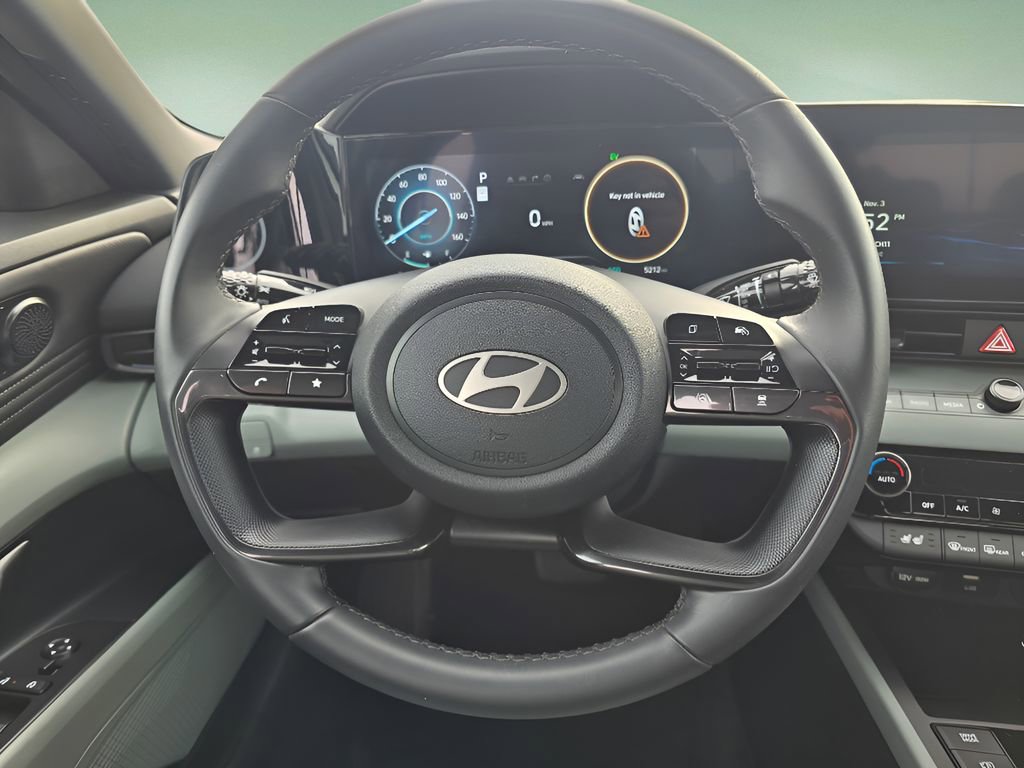 Used 2025 Hyundai Elantra Limited image 28