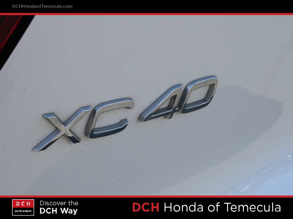 Used 2021 Volvo XC40 T4 Momentum FWD image 7