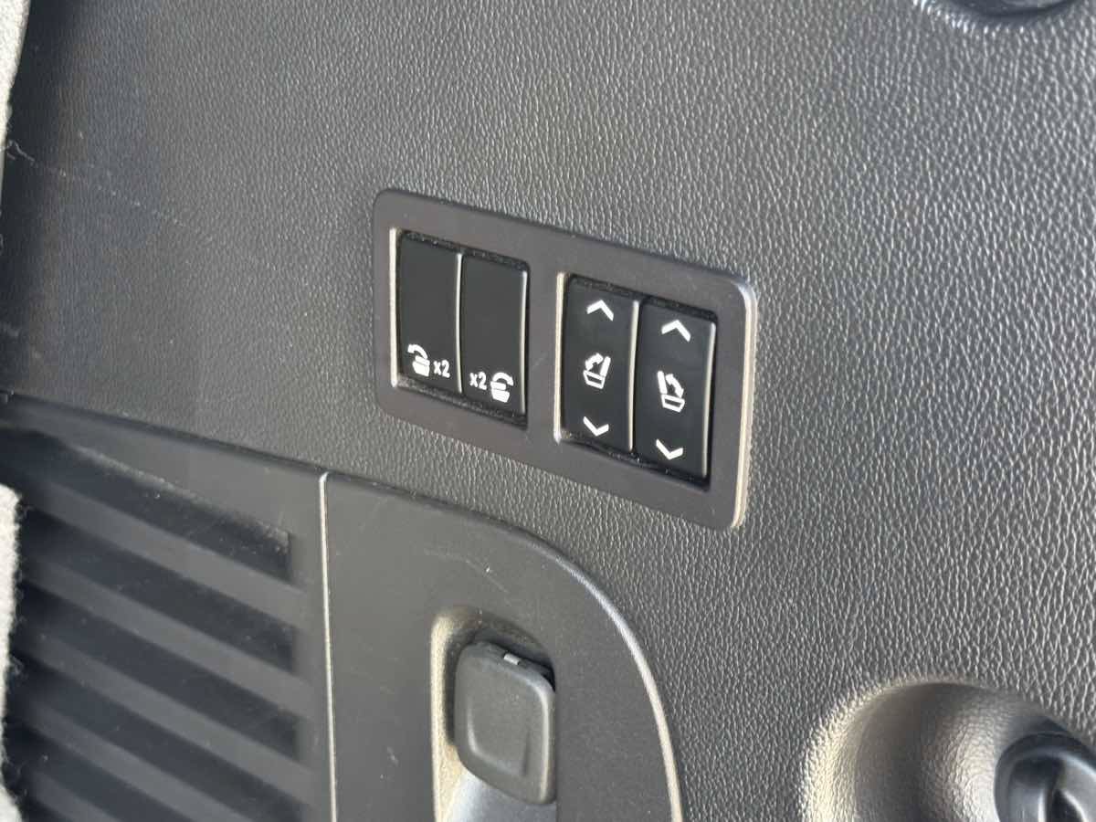 Used 2018 Cadillac Escalade Platinum AWD/4WD image 10