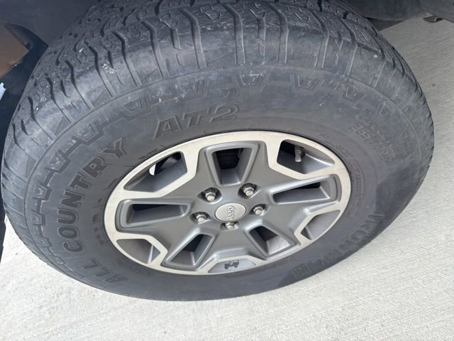Used 2014 Jeep Wrangler Unlimited Rubicon w/ Connectivity Group AWD/4WD image 11
