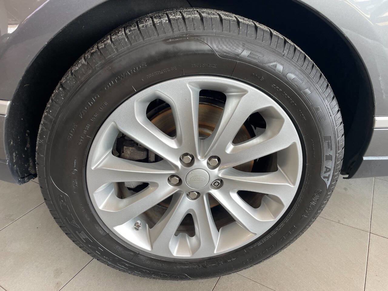 Used 2015 Land Rover Range Rover HSE image 12