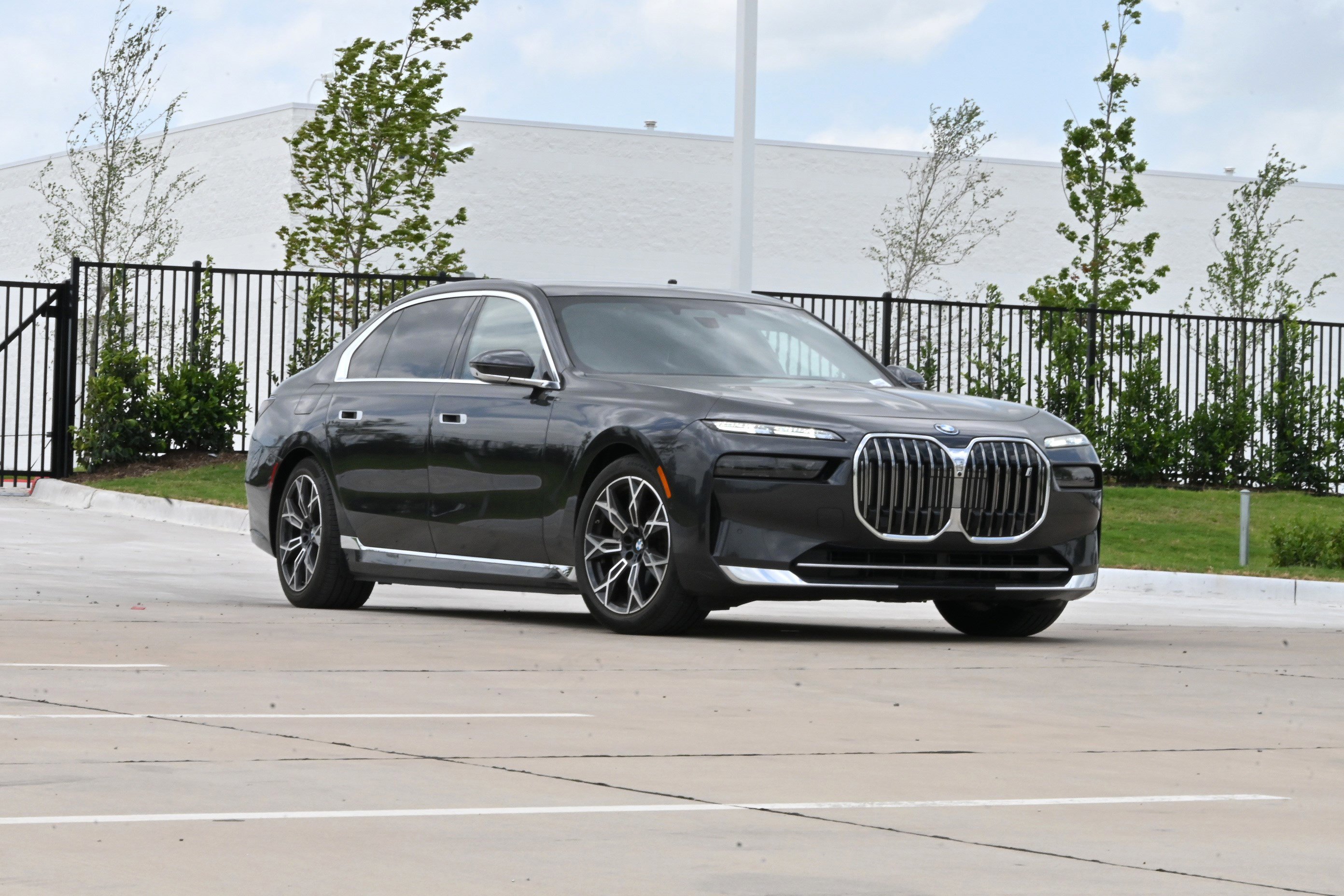 Certified 2024 BMW i7 eDrive50 w/ Executive Package RWD image 2