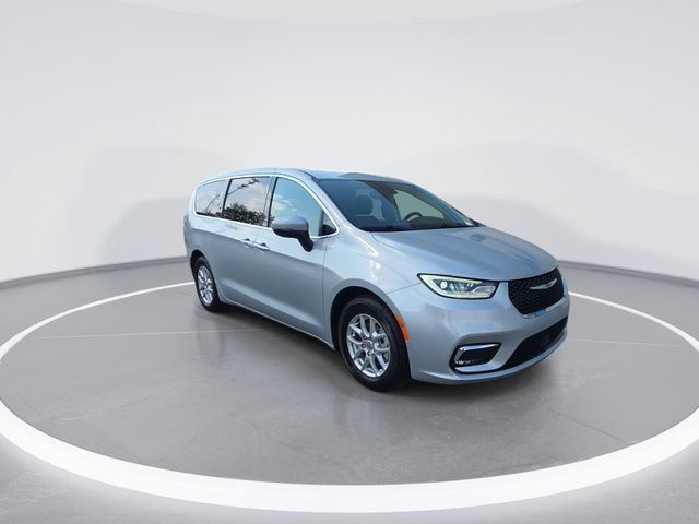 Used 2023 Chrysler Pacifica Touring-L FWD image 2