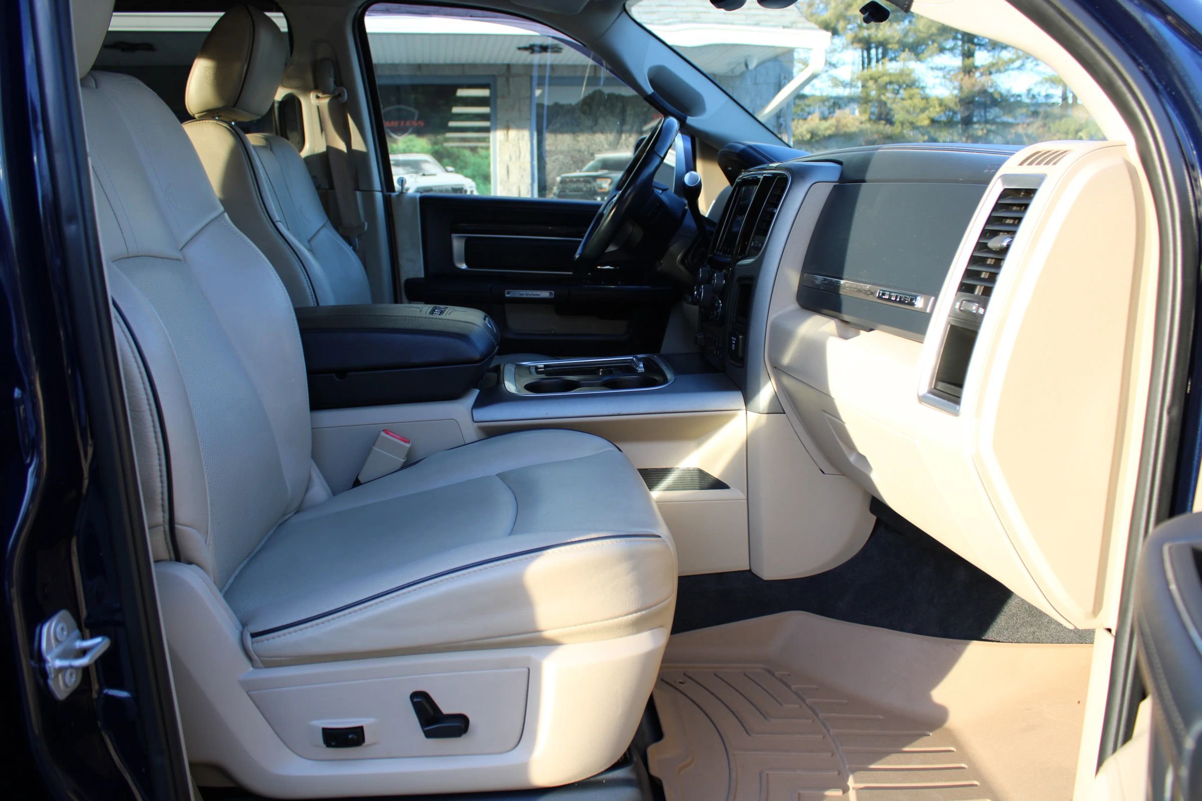 Used 2018 RAM 3500 Laramie Longhorn image 19