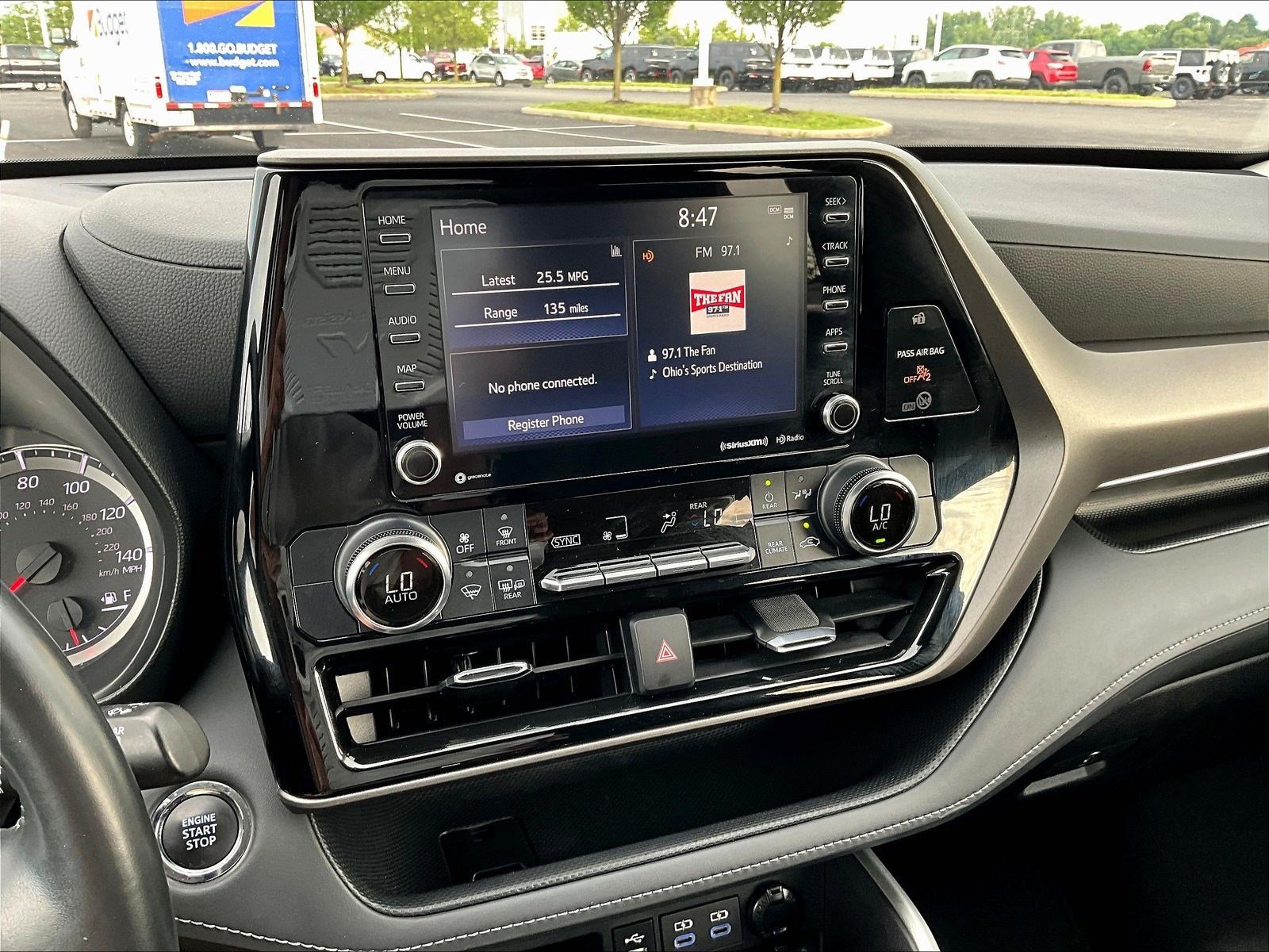 Used 2022 Toyota Highlander LE AWD/4WD image 15