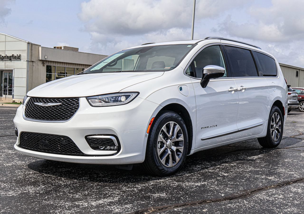 Used 2025 Chrysler Pacifica Pinnacle FWD image 3