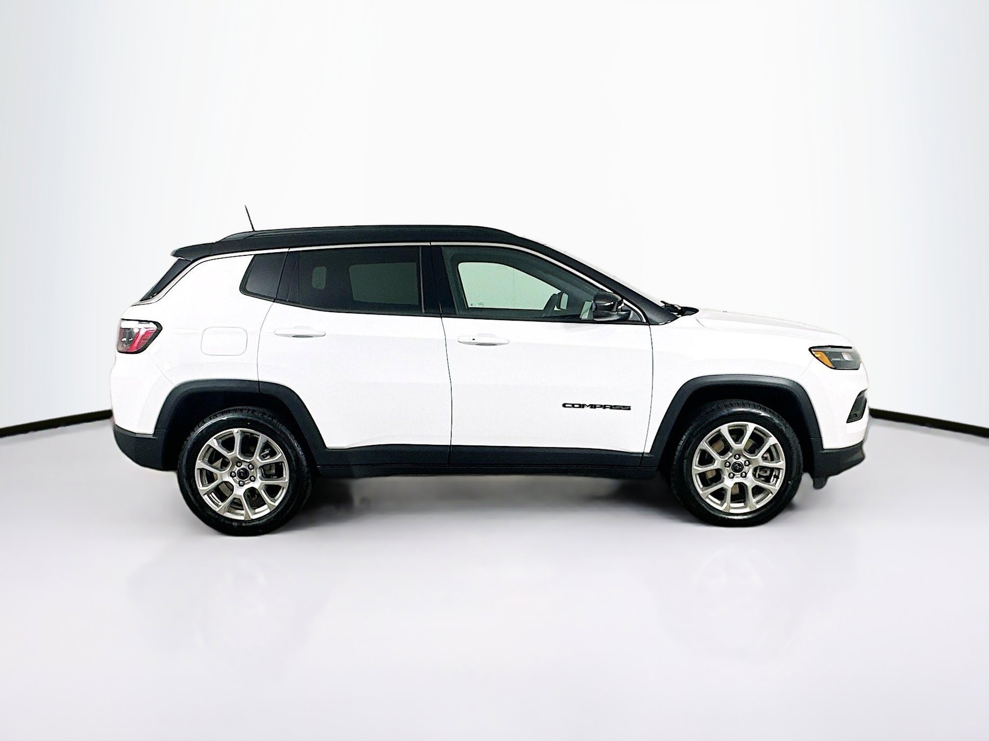Used 2025 Jeep Compass Limited image 10