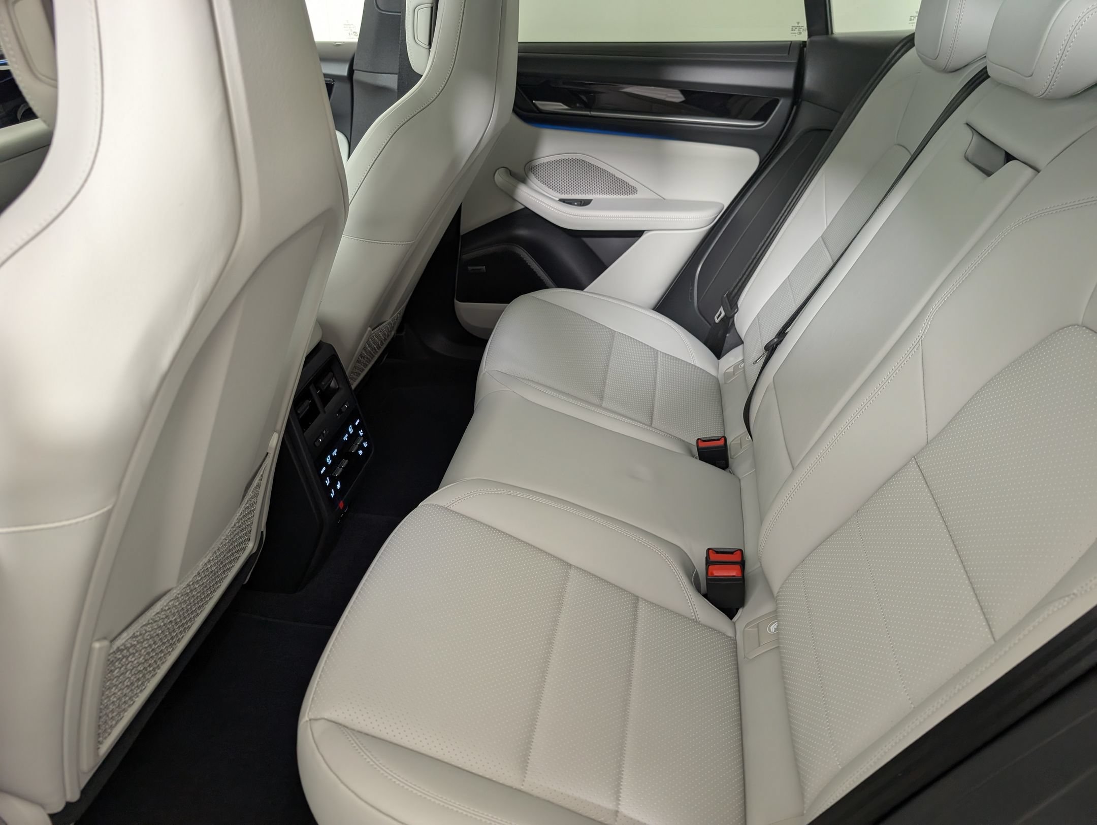New 2025 Porsche Macan 4S Electric AWD/4WD image 17