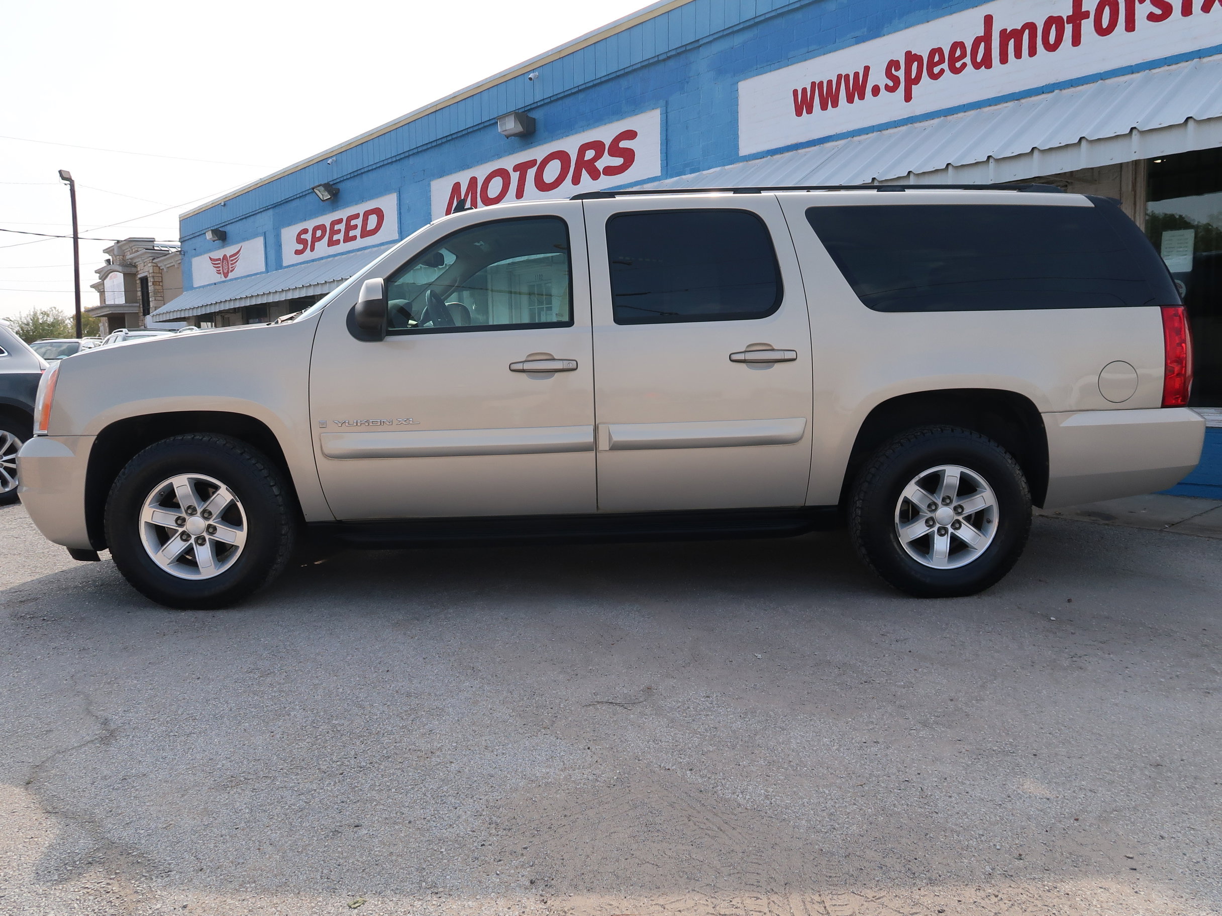 Used 2008 GMC Yukon XL SLE w/ Convenience Package RWD image 3