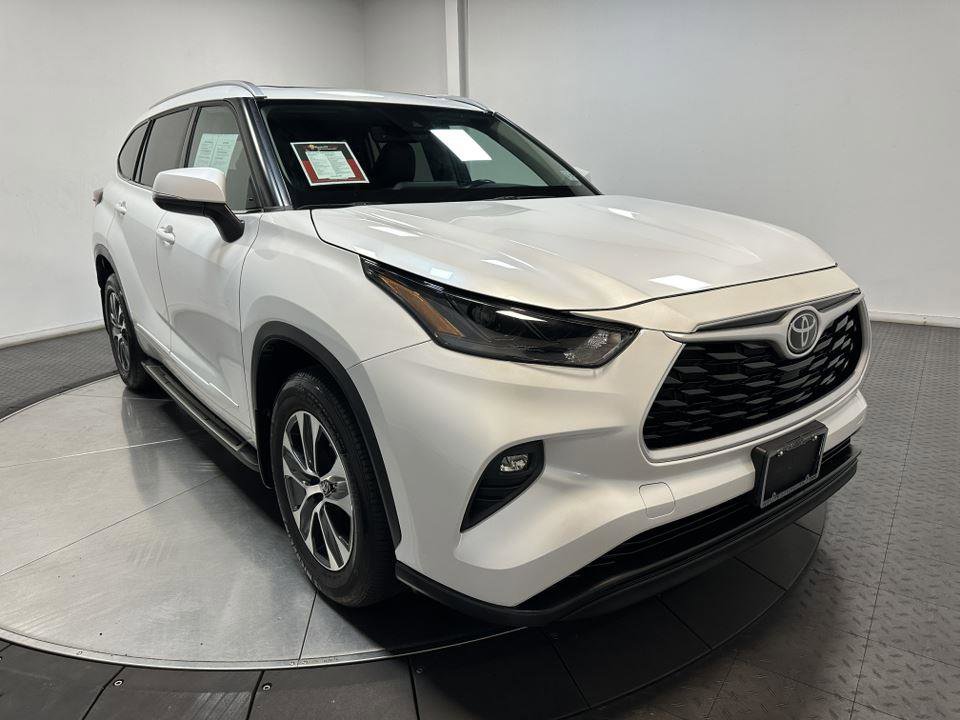Certified 2022 Toyota Highlander XLE image 2