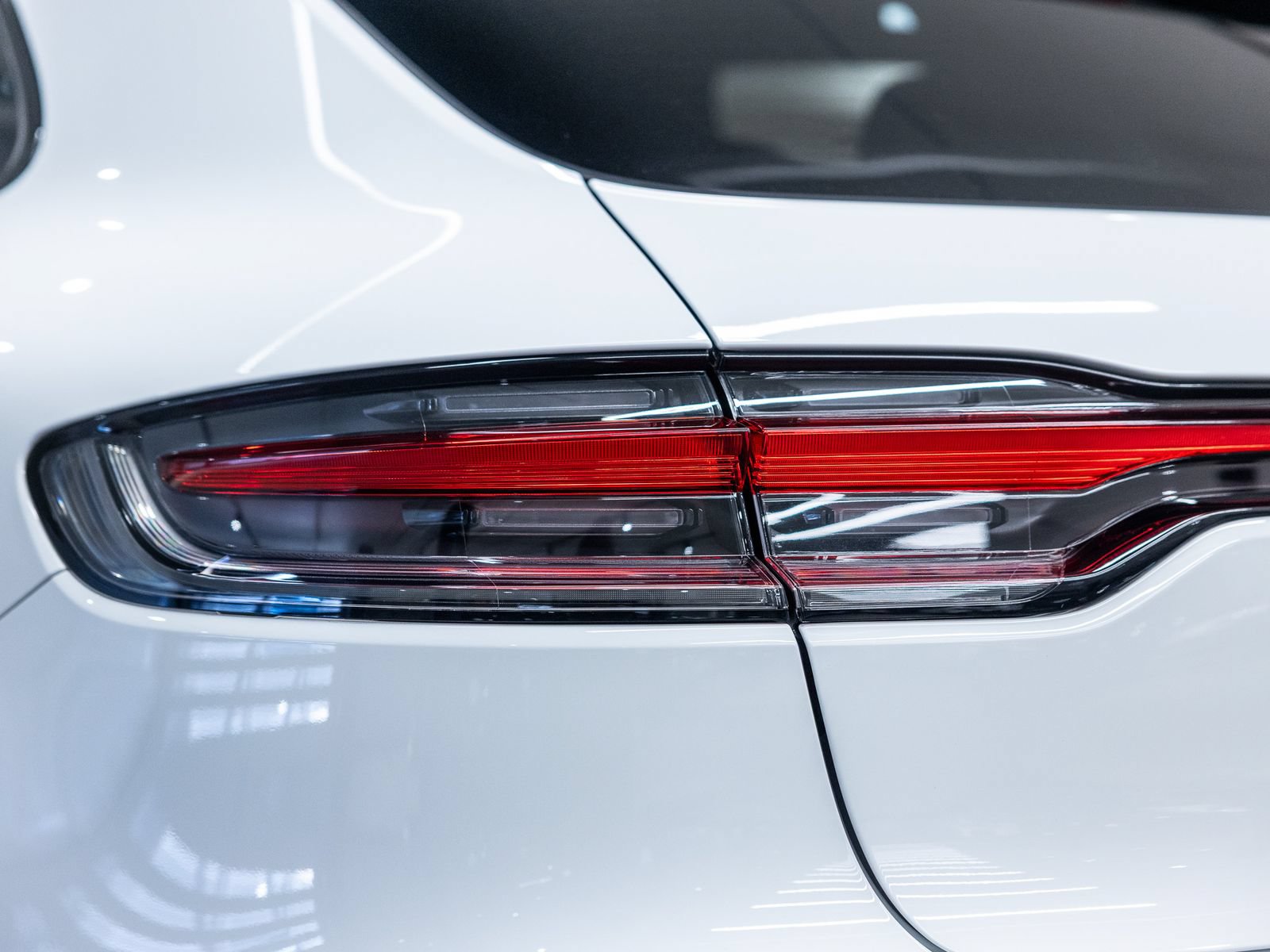 Certified 2025 Porsche Macan S AWD/4WD image 24