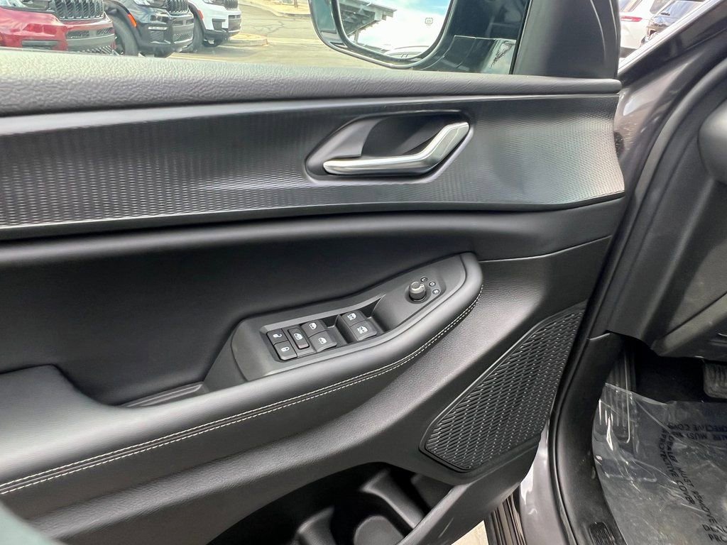 New 2025 Jeep Grand Cherokee L Altitude image 18
