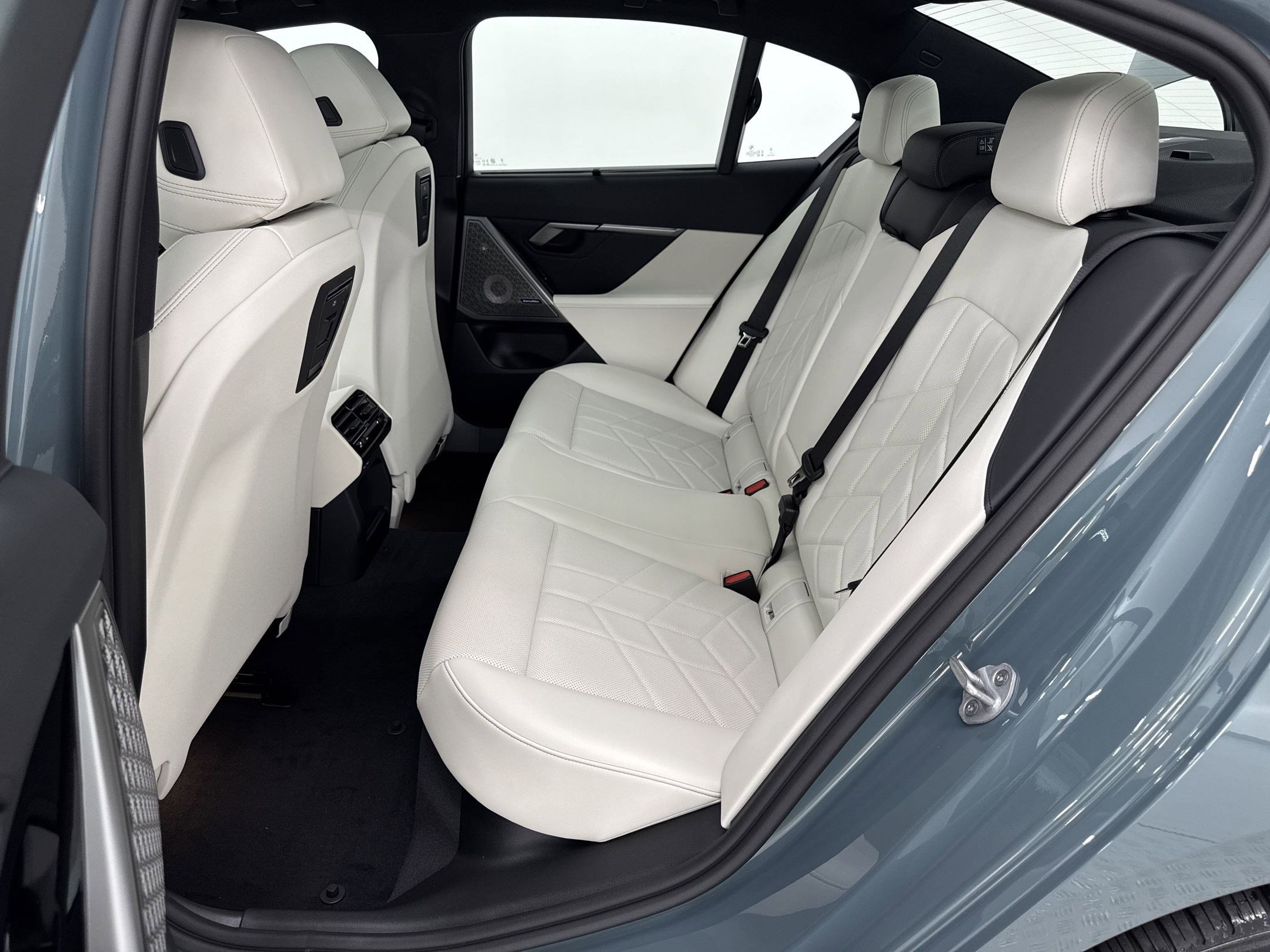 New 2026 BMW 550e xDrive w/ Executive Package image 14