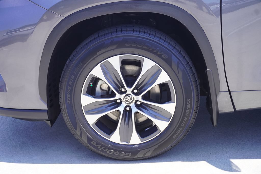 Used 2023 Toyota Highlander XLE FWD image 24