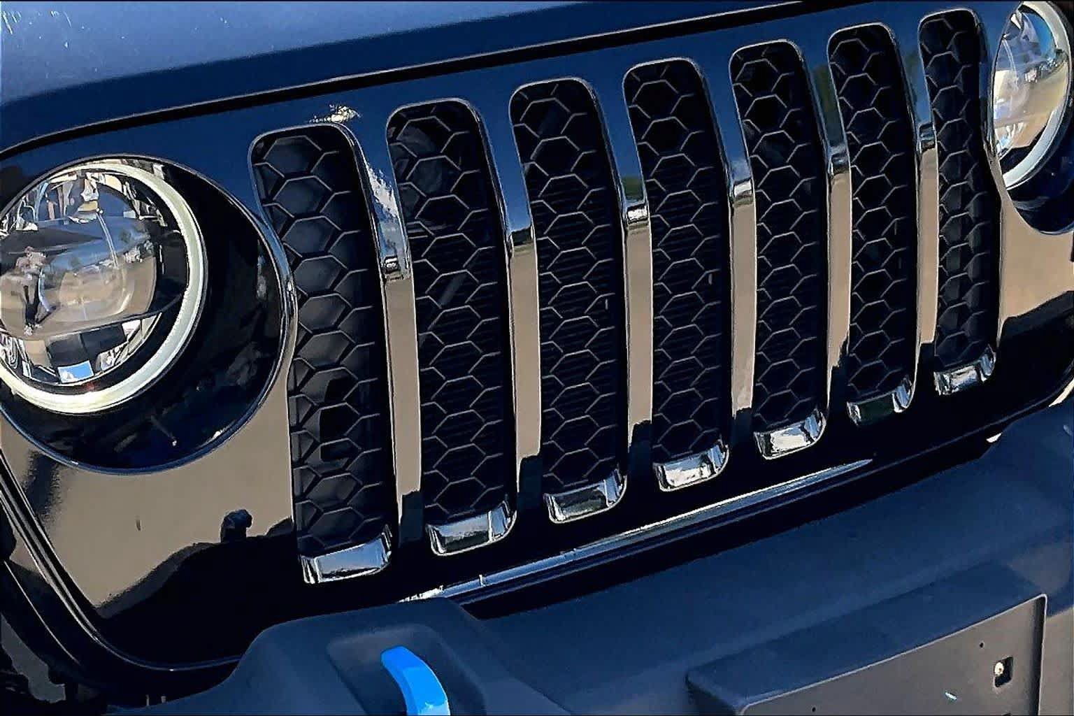 Used 2023 Jeep Wrangler Unlimited w/ Sun & Screen Package AWD/4WD image 29