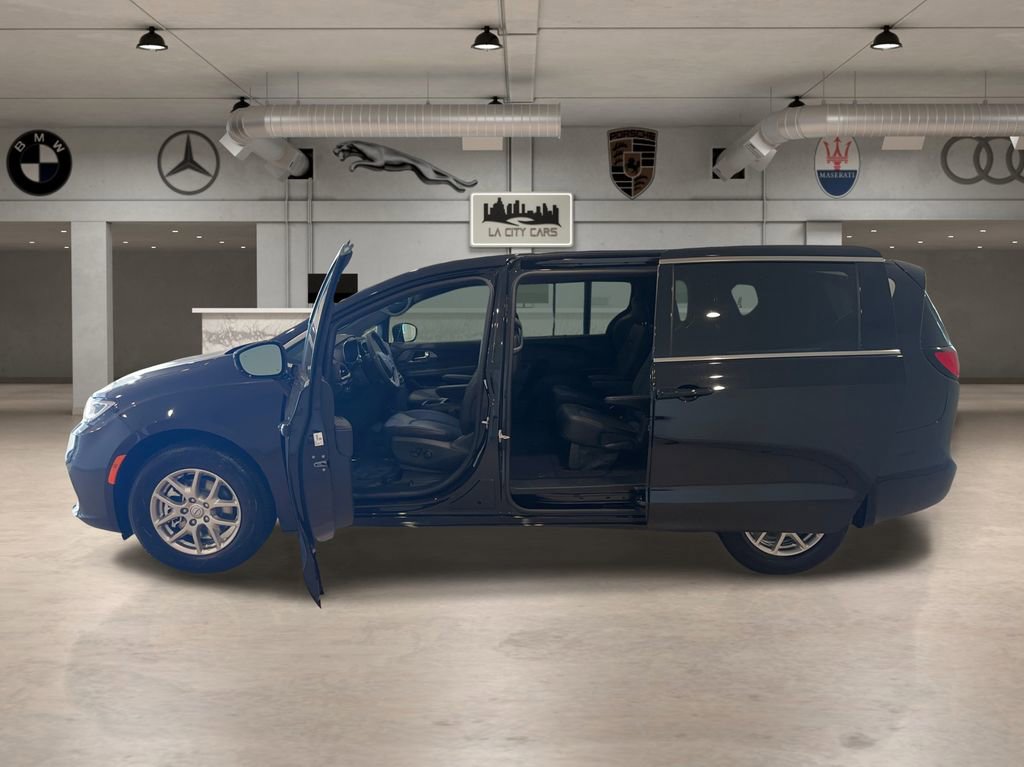 Used 2026 Chrysler Pacifica Select image 26