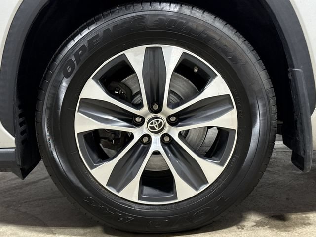 Used 2020 Toyota Highlander XLE AWD/4WD image 28