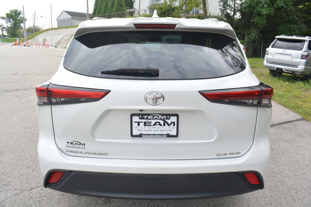 Used 2023 Toyota Highlander XLE AWD/4WD image 6