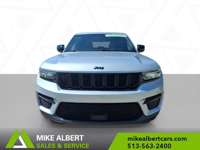 Used 2023 Jeep Grand Cherokee Altitude image 2