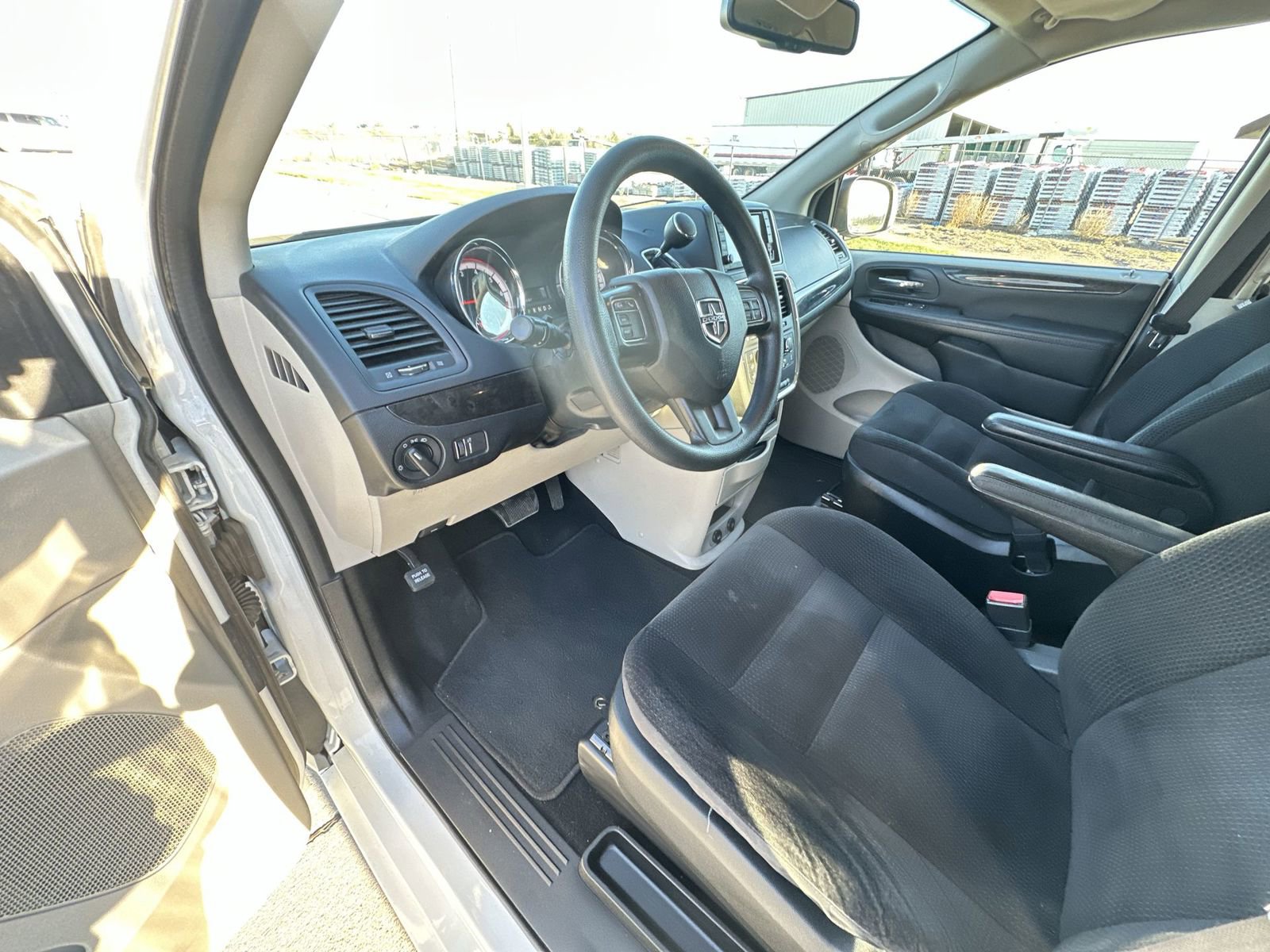 Used 2018 Dodge Grand Caravan SE w/ UConnect Hands-Free Group FWD image 10