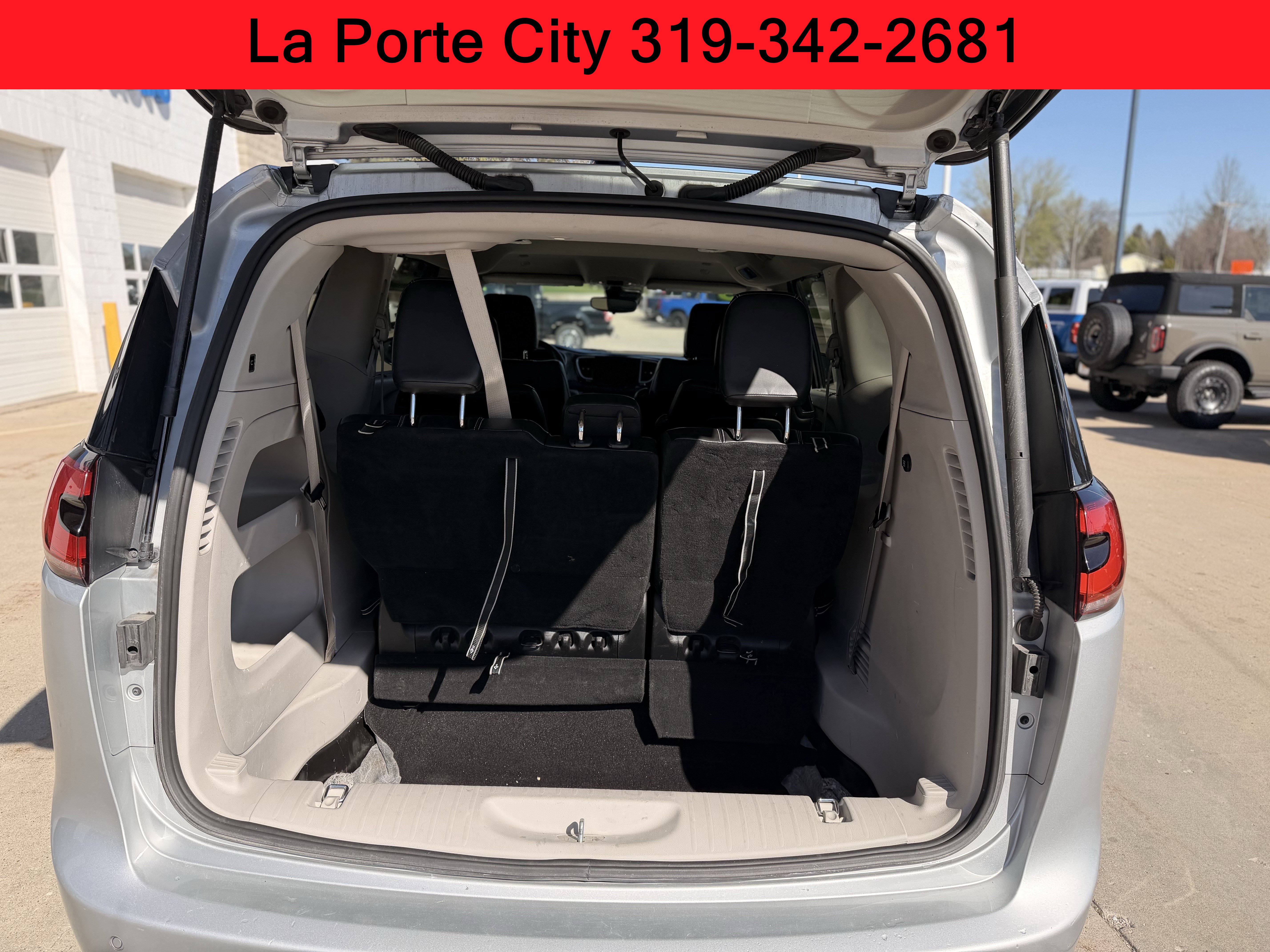 Used 2023 Chrysler Pacifica Touring-L FWD image 15